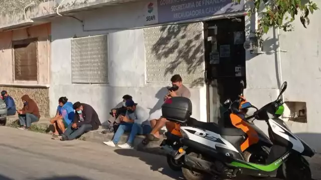 Ciudadanos exigen solución por escasez de placas en oficinas fiscales de Calkiní