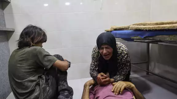Los hospitales comienzan a colapsar y las víctimas de la guerra sufren por atención médica.