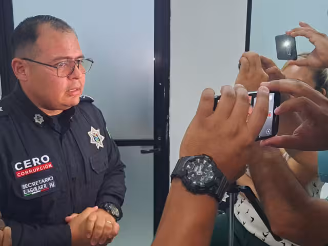 Los individuos se encontraban a bordo de un taxi, al aplicarles una revisión, se descubrió un arma corta