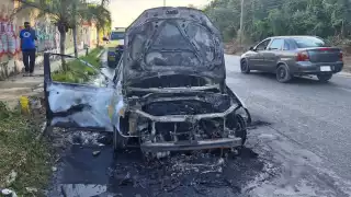 Coche se incendia por falla eléctrica en  avenida Galaxias del Sol, Cancún