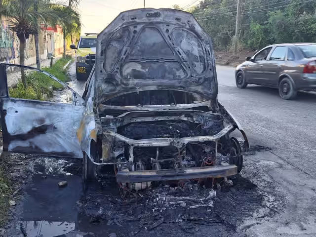 El incendio causó daños de pérdida total del automóvil