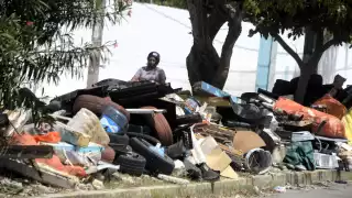 “Hay hasta animales muertos": Exhiben a camiones de basura por dejar residuos en camellones de Cancún