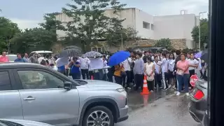 Padres de familia bloquean la calle 50 de Mérida para exigir la construcción de un paso peatonal