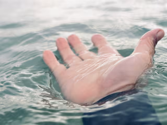 Protección Civil localizó un cadáver flotando en el mar con la utilización de un dron