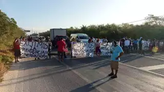 Vecinos de Xcalak bloquean la vía Reforma Agraria-Puerto Juárez tras quedarse sin luz 