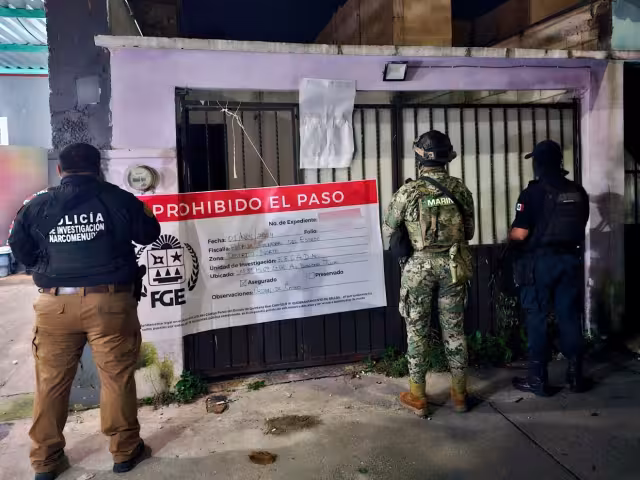 La Fiscalía General del Estado cumplimentó cinco órdenes de cateo en Cancún, asegurando dosis de presuntos estupefacientes