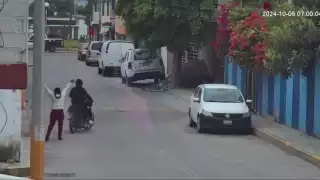 Mujer siendo asaltada por un individuo en motocicleta en la calle Mártires, es ignorada por policías de Tultepec.
