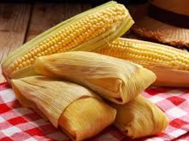 Necesitas elotes frescos, mantequilla, azúcar, leche, polvo para hornear, y sal.