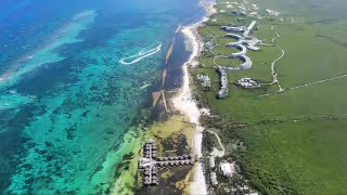 En la playa Destino Maroma, en Palafitos Overwater Bungalows y el Dorado, se puede observar la línea de contención