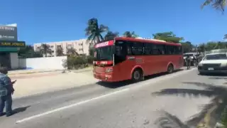 Un camión de la ruta 2 de la Zona Hotelera en Cancún fue el escenario de un enfrentamiento a balazos 