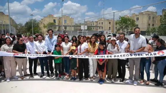 La gobernadora cortó el listón inaugural acompañada de familias del fraccionamiento.