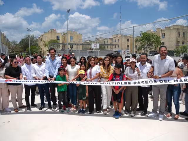 La gobernadora cortó el listón inaugural acompañada de familias del fraccionamiento.