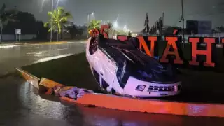 Se accidenta y huye: Conductor terminó volcado en el Blvd Colosio de Cancún por exceso de velocidad