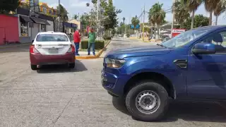 Camioneta impacta un taxi en la colonia Petrolera de Ciudad del Carmen; no se reportan heridos
