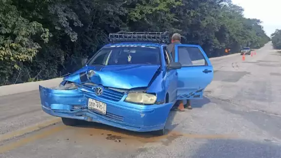Un accidente en la carretera federal Escárcega-Xpujil involucró un automóvil Volkswagen azul y un volquete