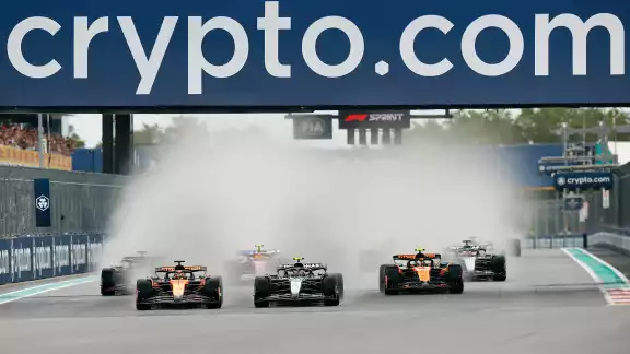 Hamilton demuestra clase desde el fondo hasta el podio de Miami Hamilton demuestra clase desde el fondo hasta el podio de Miami