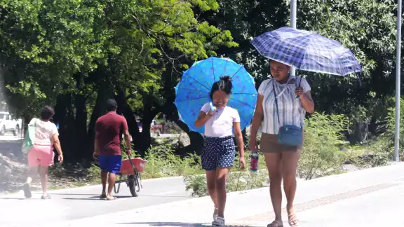 Protección Civil recomienda uso de bloqueador y no exponerse mucho tiempo al sol. Protección Civil recomienda uso de bloqueador y no exponerse mucho tiempo al sol.