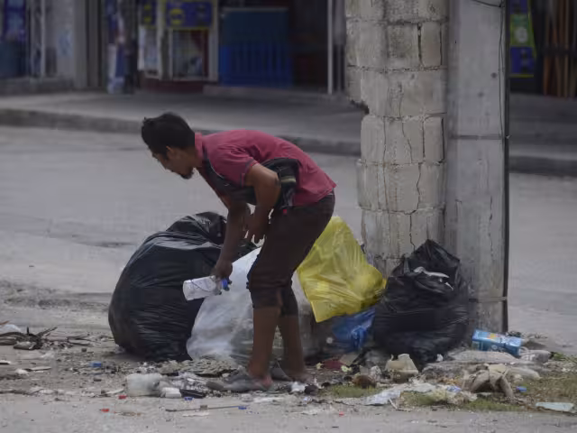 Residentes acusaron a personas en situación de calle de prender fogatas para cocinar, orinar en áreas públicas, arrojar desperdicios y asaltar a transeúntes.
