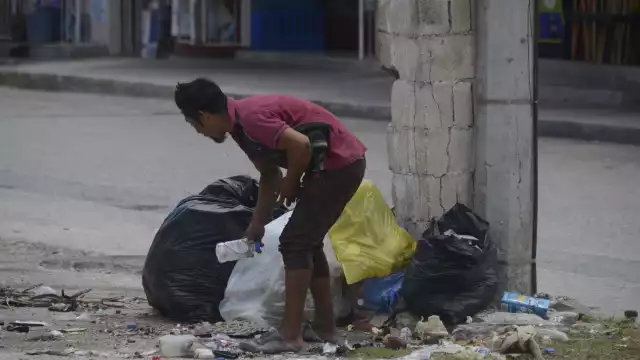 Residentes acusaron a personas en situación de calle de prender fogatas para cocinar, orinar en áreas públicas, arrojar desperdicios y asaltar a transeúntes.
