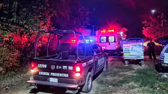 Paramédicos, elementos policiacos y cuerpos de emergencia acudieron al lugar.