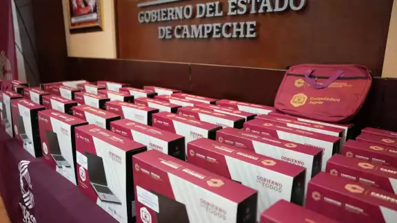 Más de 300 estudiantes de Carmen recibirán computadoras este noviembre