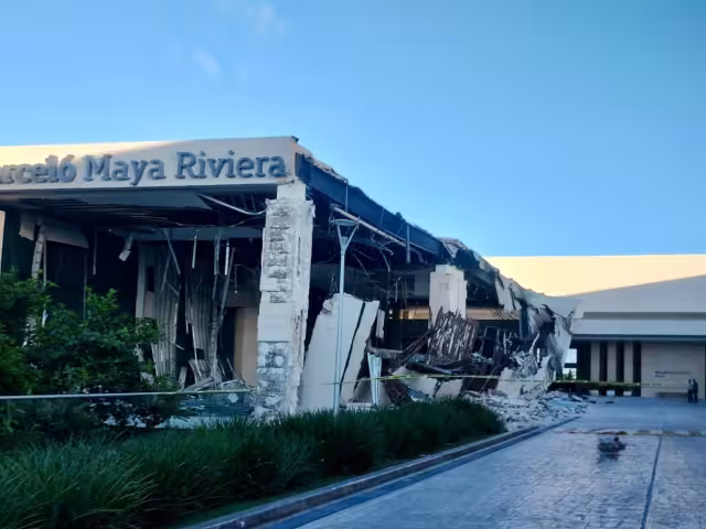 Parte del lobby del hotel se derrumbó, pero no se reportan lesionados.