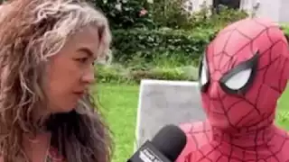 Joven disfrazado de Spiderman conmociona a redes por cómo cuida a su familia
