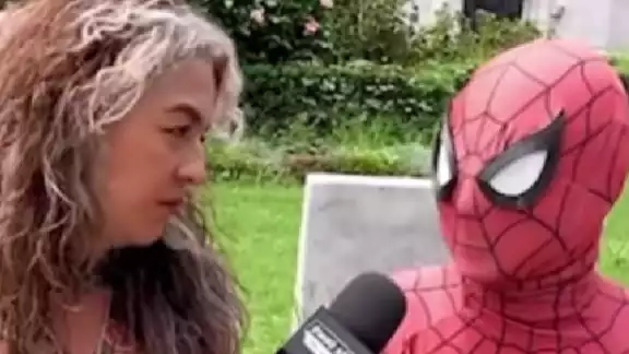 Un joven disfrazado de Spiderman hablando con Eva María Beristaín. Un joven disfrazado de Spiderman hablando con Eva María Beristaín.