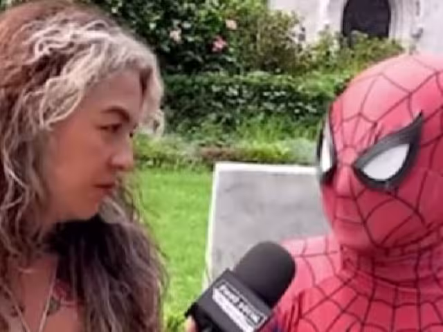 Un joven disfrazado de Spiderman hablando con Eva María Beristaín.