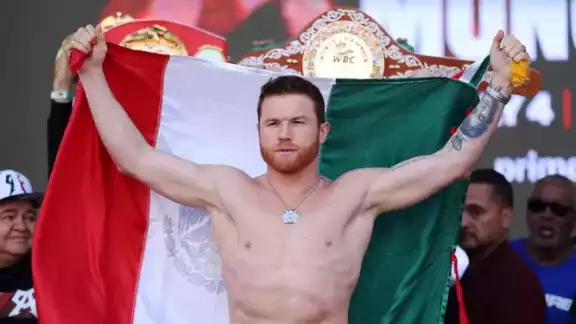 Saúl 'Canelo' Álvarez se luce en bautizo y lanza billetes como bolo
