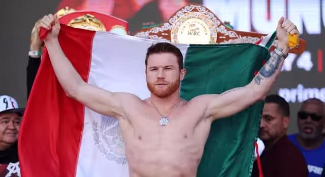 Saúl 'Canelo' Álvarez se luce en bautizo y lanza billetes como bolo