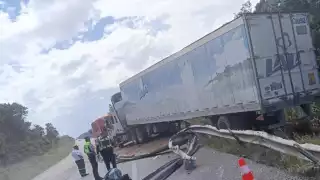 Accidente carretero en  Felipe Carrillo Puerto: Conductor de tráiler se queda dormido  y derriba valla de contención
