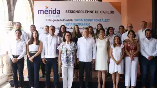 Reconocen a exregidora del Ayuntamiento de Mérida con la medalla ‘Rosa Torre González’