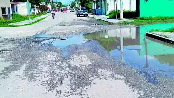 El tramo que va de la avenida principal hasta la colonia La Lupita está lleno de hoyancos que representan un peligro para los conductores y arruinan los vehículos El tramo que va de la avenida principal hasta la colonia La Lupita está lleno de hoyancos que representan un peligro para los conductores y arruinan los vehículos