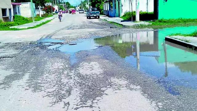 El tramo que va de la avenida principal hasta la colonia La Lupita está lleno de hoyancos que representan un peligro para los conductores y arruinan los vehículos
