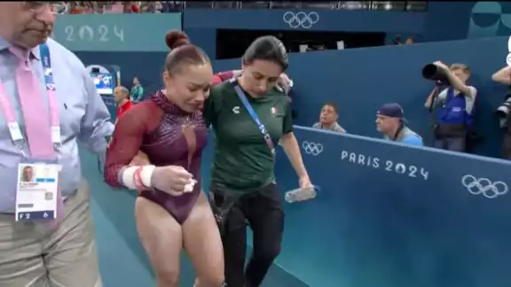 Natalia sale llorando y con ayuda de su equipo