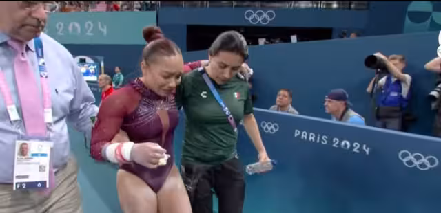 Natalia sale llorando y con ayuda de su equipo