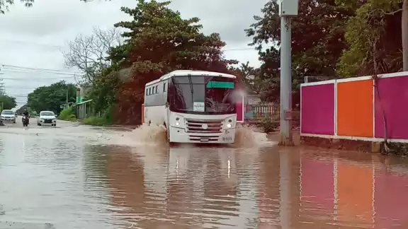 A las 13:00 horas empiezan las lluvias nuevamente en la zona norte del municipio ocasionando que algunas vialidades se tornen intransitables por los niveles de agua . A las 13:00 horas empiezan las lluvias nuevamente en la zona norte del municipio ocasionando que algunas vialidades se tornen intransitables por los niveles de agua .
