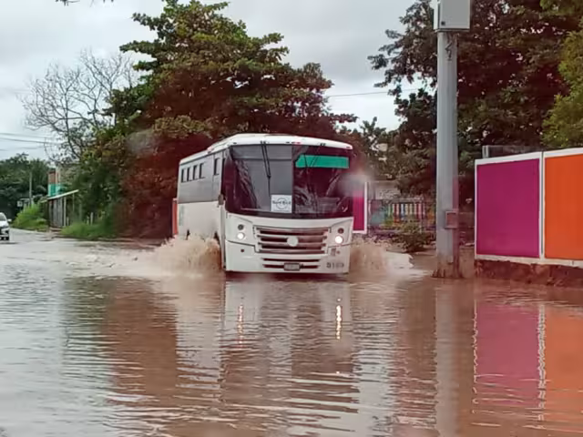 A  las 13:00 horas empiezan las lluvias nuevamente en la zona norte del municipio ocasionando que algunas vialidades se tornen intransitables por los niveles de agua .
