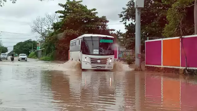 A  las 13:00 horas empiezan las lluvias nuevamente en la zona norte del municipio ocasionando que algunas vialidades se tornen intransitables por los niveles de agua .