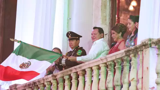 La ceremonia cívica inició a las 22:55 horas con el arribo del Gobernador en compañía de su esposa, la presidenta honoraria del DIF Yucatán, maestra Wendy Méndez Naal