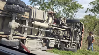 Carretera Kinchil-Celestún vuelve a registrar un accidente; chofer de un camión termina atrapado tras volcar
