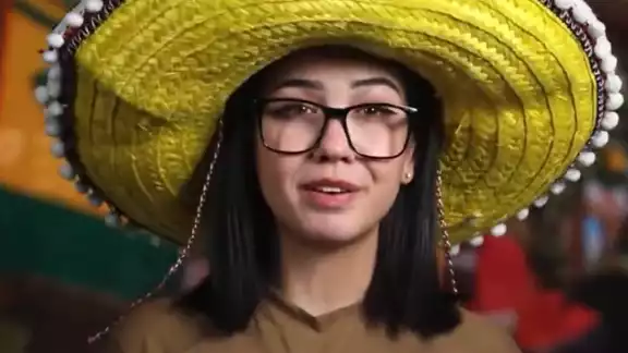 El video muestra a una mujer del Ministerio de Defensa de Ucrania