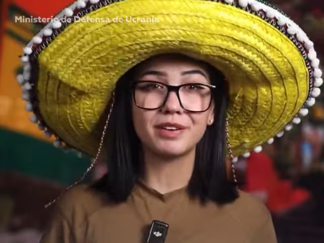 El video muestra a una mujer del Ministerio de Defensa de Ucrania
