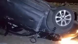 El conductor quedó atrapado entre los fierros retorcidos del coche