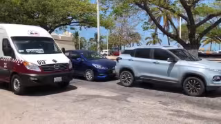 Choque por alcance entre dos vehículos genera caos vial en el malecón de Champotón.