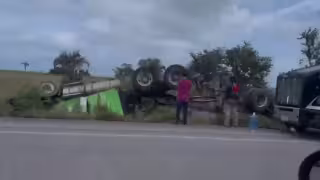 1. Guardia Nacional abandera zona tras volcadura de tráiler en Punta Xen