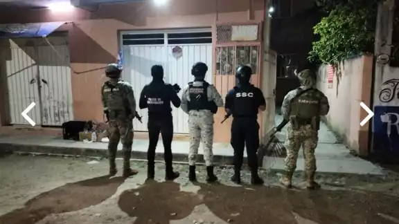 Autoridades de Benito Juárez durante cateo aseguran múltiples armas largas y drogas.