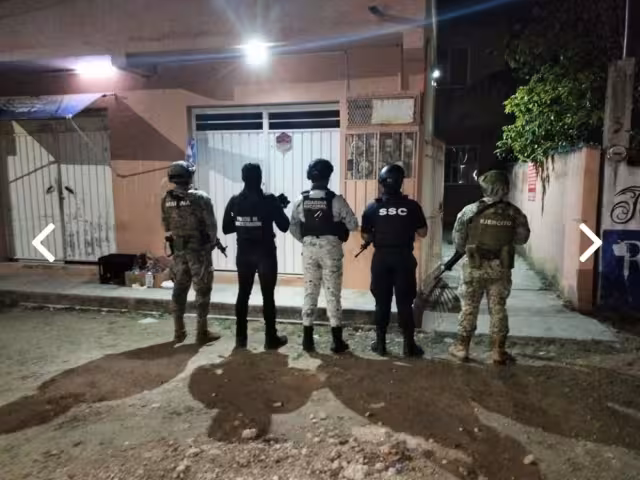 Autoridades de Benito Juárez durante cateo aseguran múltiples armas largas y drogas.