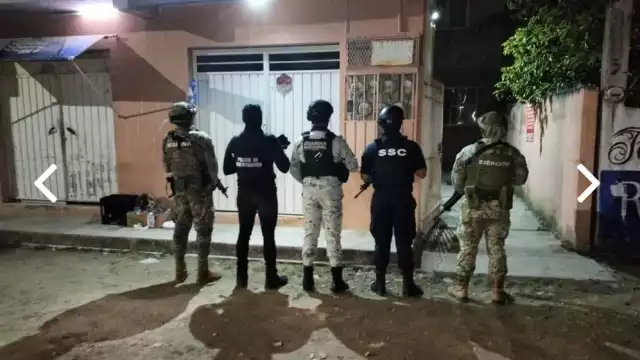 Autoridades de Benito Juárez durante cateo aseguran múltiples armas largas y drogas.